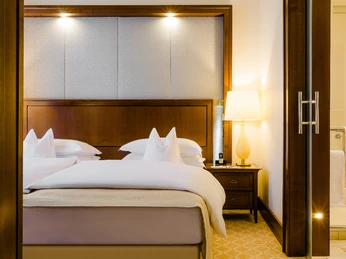 Excelsior Hotel Ernst_Junior Suite.jpg Hotelzimmer mit Doppelbetthotel room with a double bed