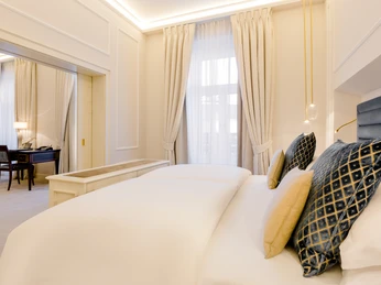 Excelsior Hotel Ernst_Suite bedroom.jpg Suite mit Doppelbettsuite with a double bed