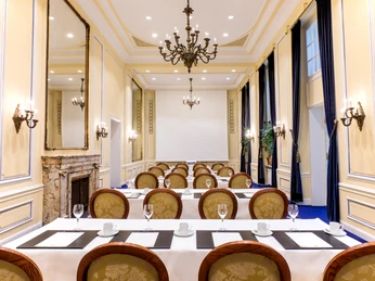 Excelsior Hotel Ernst_Blauer Salon_Conference.jpg Eleganter Veranstaltungssaal mit Parlament Bestuhlung, Leindwand und TageslichtElegant event room with parliamentary seating, projector screen and natural