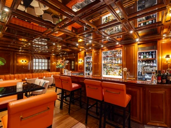Excelsior Hotel Ernst_Charles Bar.jpg Charles Bar mit HolzvertäfelungCharles Bar with wood panelling