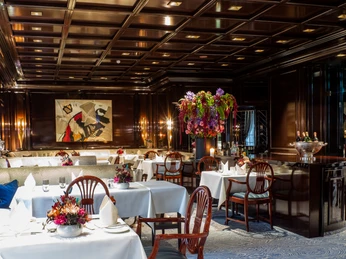 Excelsior Hotel Ernst_HanseStube restaurant.jpg Eingedeckte Tische im Restaurant Hanse StubeSet tables in the Hanse Stube restaurant