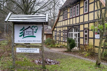 Das Eingangsschild des Biohotels Kenners Landlust Das Eingangsschild des Biohotels Kenners Landlust