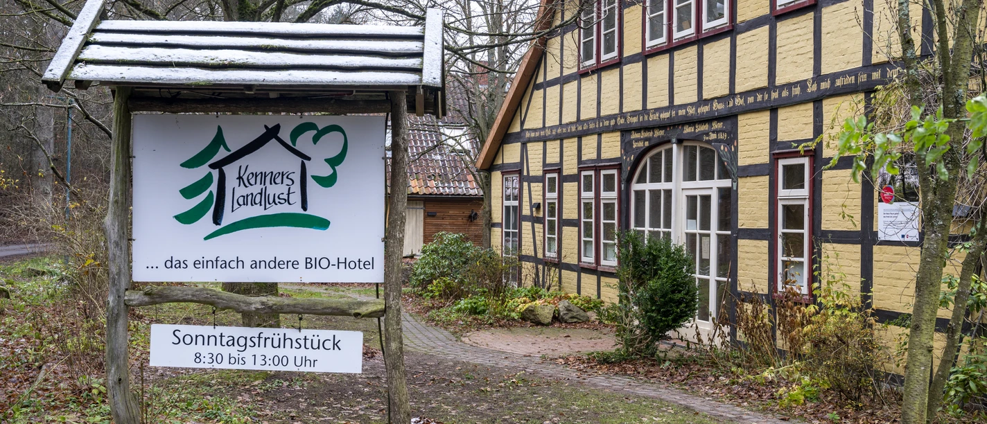 Das Eingangsschild des Biohotels Kenners Landlust Das Eingangsschild des Biohotels Kenners Landlust
