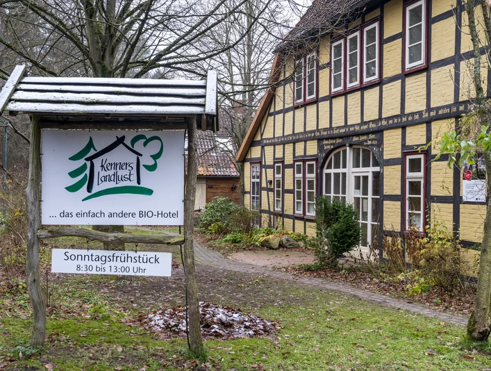 Das Eingangsschild des Biohotels Kenners Landlust Das Eingangsschild des Biohotels Kenners LandlustThe entrance sign of the organic hotel Kenners LandlustIndgangsskiltet til det økologiske hotel Kenners LandlustHet toegangsbord van het biologische hotel Kenners Landlust