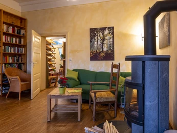 Das Kaminzimmer des Biohotels Kenners Landlust Das Kaminzimmer des Biohotels Kenners LandlustThe fireplace room of the Biohotel Kenners LandlustPejsestuen på Biohotel Kenners LandlustDe open haard lounge van het Biohotel Kenners Landlust