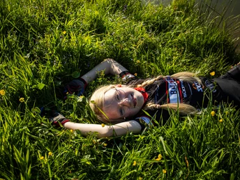 Mädchen liegt im Gras bei der Bike-Rast Mädchen liegt im Gras bei der Bike-Rast