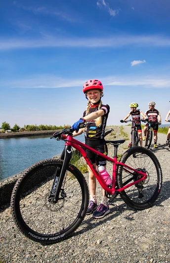 Familie mit Kindern bei einer Mountainbiketour am Bergsee auf dem Ettelsberg Familie mit Kindern bei einer Mountainbiketour am Bergsee auf dem Ettelsberg