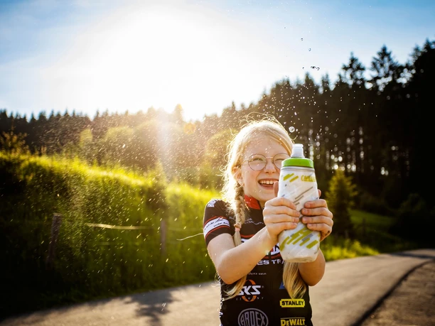 Kind im Biketrikot mit Trinkflasche Kind im Biketrikot mit Trinkflasche