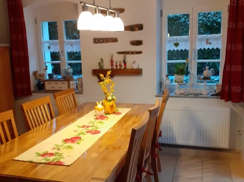 Besucher willkommen! Großer Esstisch in der Küche