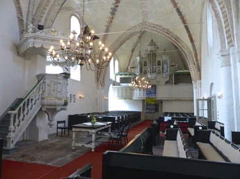 Kirche Eilsum Innenraum der Kirche Eilsum mit Blick auf Kanzel, Orgel, dunkle Bänke und goldene KronleuchterInterior of the church in Eilsum, view of the organ, pulpit and a golden chandelierInterieur van de kerk in Eilsum, zicht op het orgel, de preekstoel en een gouden kroonluchterInteriørbillede af kirken i Eilsum, udsigt til orgel, prædikestol og en gylden lysekrone