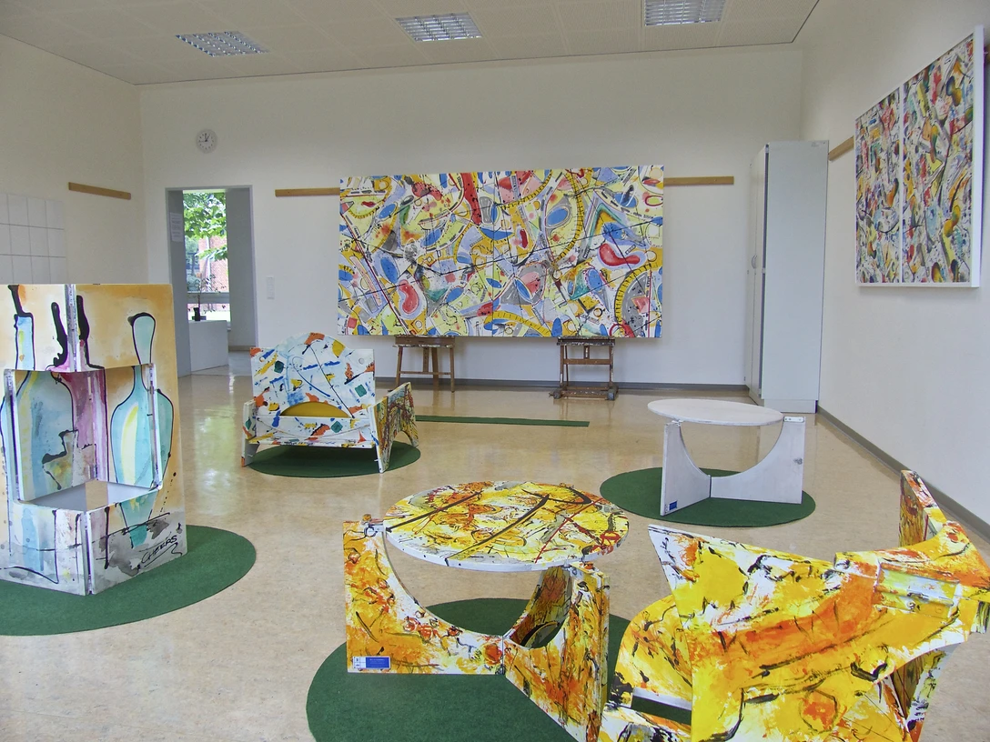 Greetsieler Woche Ausstellung Bunte Kunstobjekte und Gemälde in einem hellen Ausstellungsraum der Greetsieler Woche.