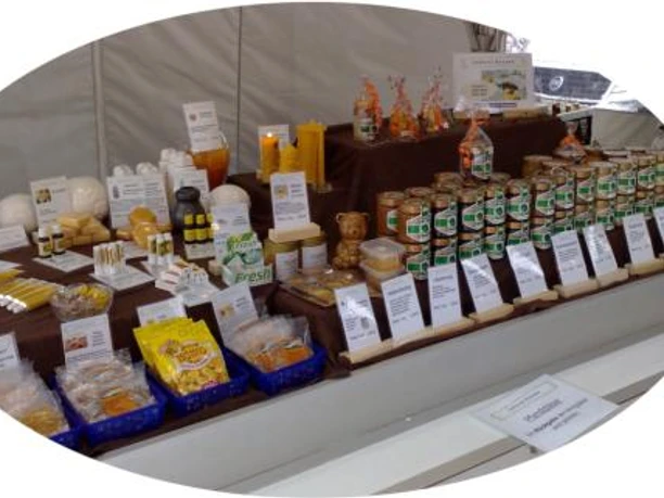 Imkerei Rensen ©Emsland Tourismus GmbH (1).jpg Verkaufsstand mit regionalem Honig, Wachsprodukten und Imkereierzeugnissen aus dem Emsland.