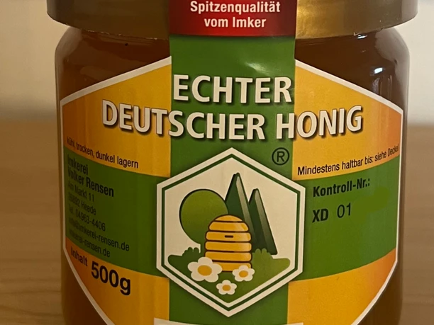 Imkerei Rensen ©Emsland Tourismus GmbH (1).png Honigglas mit grün-gelbem Etikett der Imkerei Rensen, Aufschrift Echter Deutscher Honig, 500 g Pfandglas