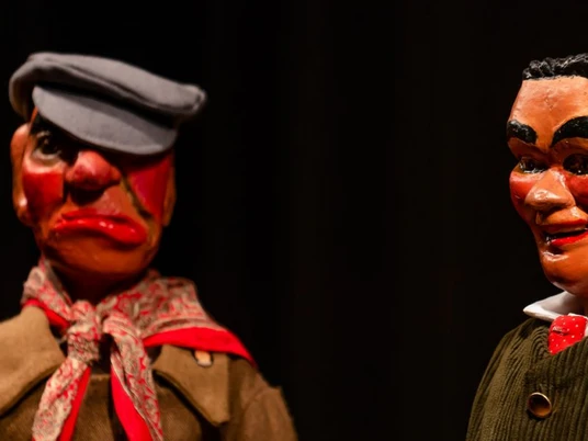 Zwei handgefertigte Puppen stehen nebeneinander.