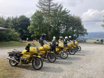 Motorräder bei der Rast vor schöner Aussicht Motorräder bei der Rast vor schöner Aussicht