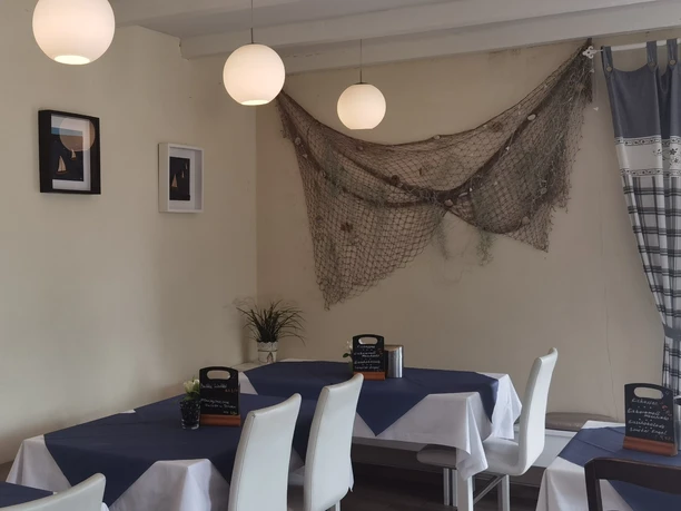 MarinasCafe_Huede_Gastro_Innenbereich_Wand_Deko.jpg
