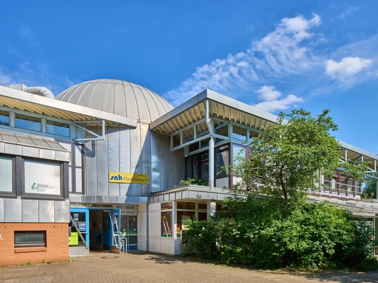 Erkrath Planetarium Sternwarte Planetarium in Erkrath mit markanter Kuppel, moderner Architektur und umgeben von üppigem Grün.