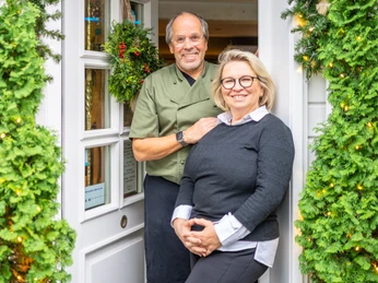 Mettmann La Pieve Brasserie Team Ein freundliches Teammitglied in der Tür der La Pieve Brasserie in Mettmann, umgeben von Dekoration.