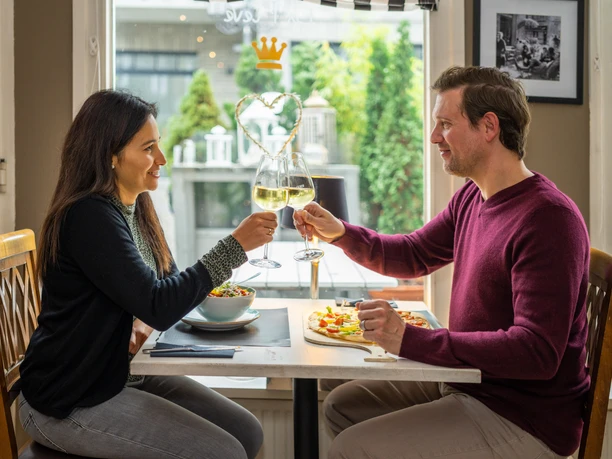 Mettmann La Pieve Brasserie Abendessen Ein Paar genießt ein Abendessen in einem modernen Restaurant, mit Wein und ansprechendem Essen.