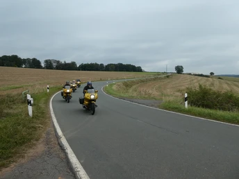Motorradfahrer fahren durch Felder Motorradfahrer fahren durch Felder