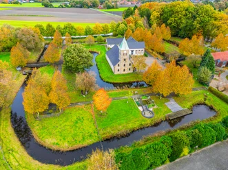 Burgpark-Venhaus©MedienAtelierEmsland.jpg Luftaufnahme des Burgparks Venhaus mit Wassergräben, altem Gutshaus und herbstlich gefärbten Bäumen