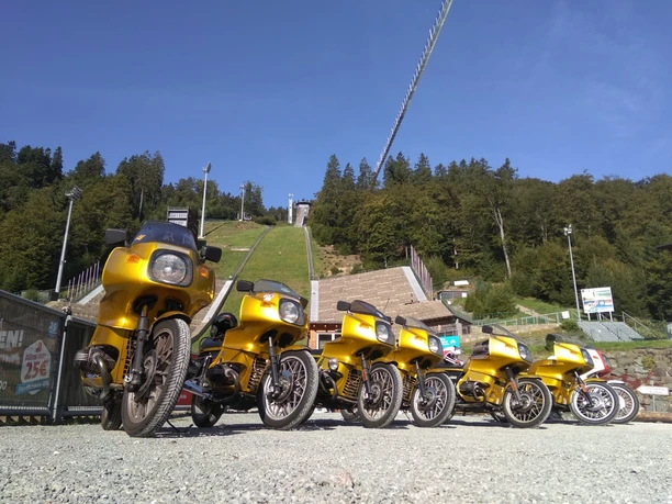 Motorräder an der Mühlenkopfschanze Motorräder an der Mühlenkopfschanze