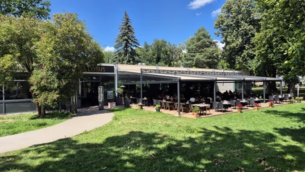 V restauraci Pellorus se podávají řecké speciality, a to hned vedle památníku Bitvy národů.