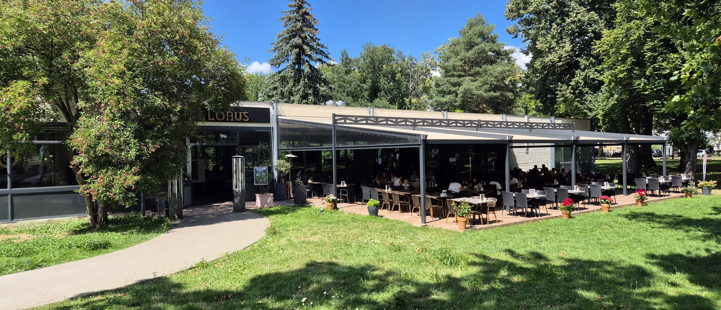 Restaurace Pellorus - Gastronomie v Lipsku V restauraci Pellorus se podávají řecké speciality, a to hned vedle památníku Bitvy národů.