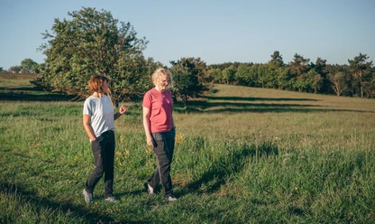 Frauen beim Spaziergang auf einer Wiese Frauen beim Spaziergang auf einer Wiese