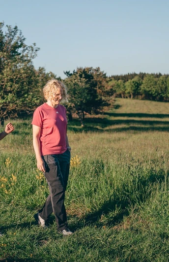Frauen beim Spaziergang auf einer Wiese Frauen beim Spaziergang auf einer Wiese