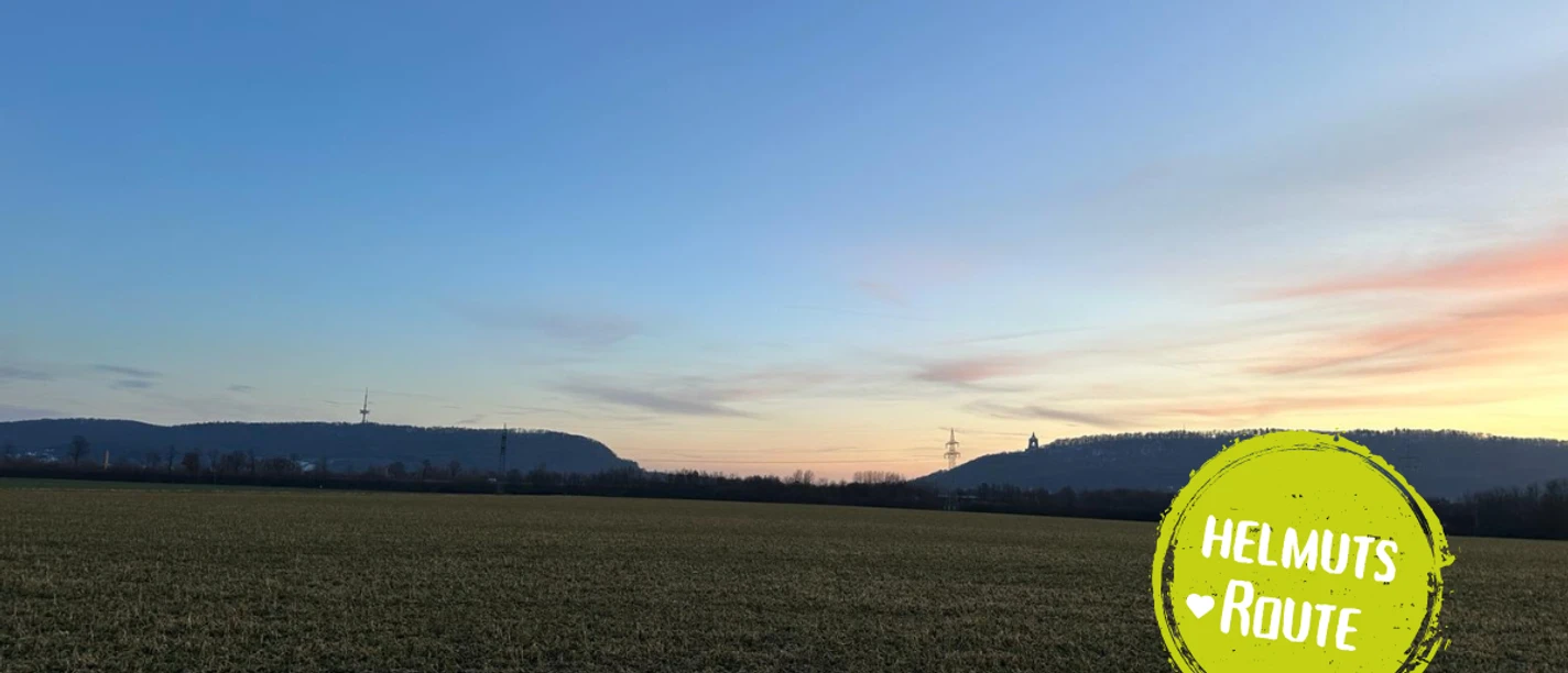 Minden - Blick auf die Porta Westfalica Das Bildt zeigt ein Feld und in der Ferne das Weser- und Wiehengebirge.