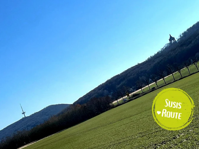 Das Bild zeigt den Blick über die Felder zum Kaiser-Wilhelm-Denkmal und zum Fernsehturm.