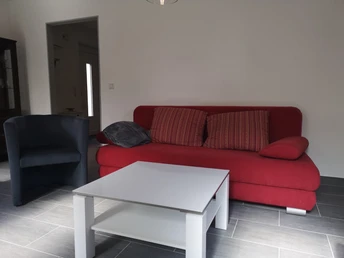 Der Wohnbereich mit Schlafsofa lädt zum Entspannen ein. Wohnbereich Ferienwohnung Martens mit Schlafsofa