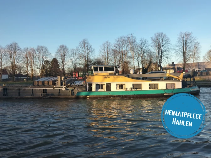 Das Bild zeigt den Mittellandkanal, auf dem ein Frachtschiff fährt.