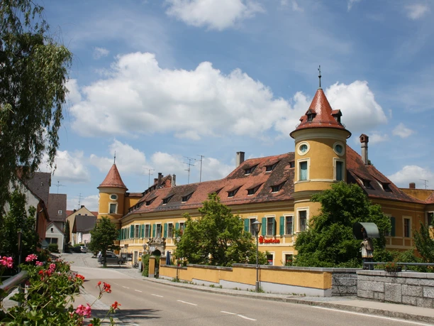 Schloss Wiesent mit Hudetzturm Schloss Wiesent mit Hudetzturm, Blick vom Dorfplatz auf das Schloss
