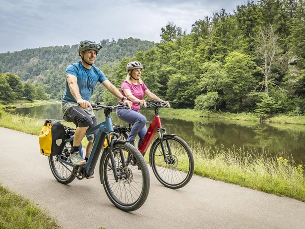 Am Regental-Radweg Zwei Radfahrer sind unterwegs auf dem Regental-Radweg und werden vom Flusslauf des Regens begleitet.