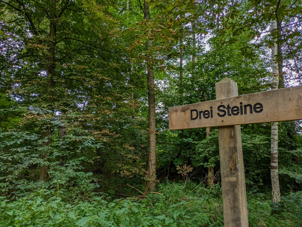3 Steine Schild.jpg
