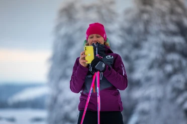 Langläuferin in Willingen macht eine Pause Langläuferin in Willingen macht eine Pause