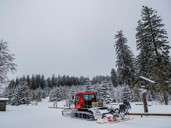 Loipenspurgerät an der großen Grube in Willingen Loipenspurgerät an der großen Grube in Willingen