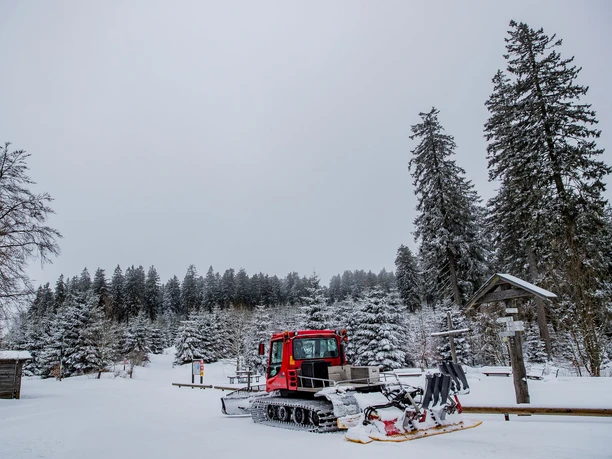 Loipenspurgerät an der großen Grube in Willingen Loipenspurgerät an der großen Grube in Willingen