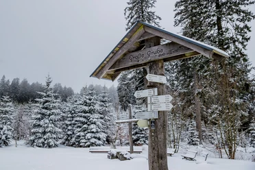 Große Grube mit Wegweisern im Winter Große Grube mit Wegweisern im Winter