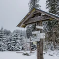 Große Grube mit Wegweisern im Winter Große Grube mit Wegweisern im Winter