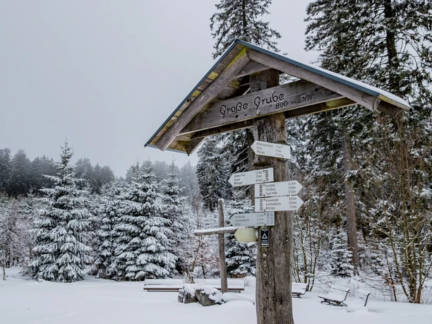 Große Grube mit Wegweisern im Winter Große Grube mit Wegweisern im Winter
