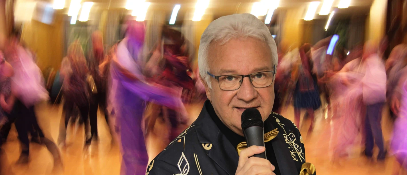 DJ Helmut Müller mit Mikrofon beim Tanztreff