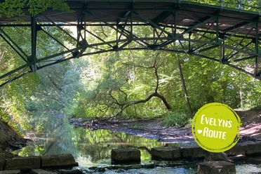 Minden - Weserpromenade.png Das Bild zeigt die Glacis-Brücke über den Fluss Bastau.