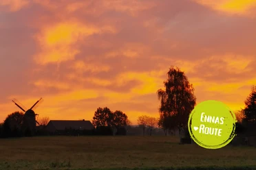 Minden - Todtenhausen.png Das Bild zeigt eine dörfliche Landschaft in Abenddämmerung.