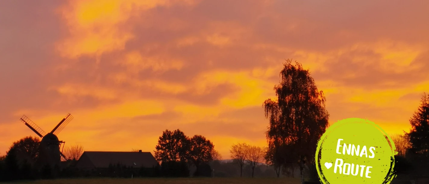 Minden - Todtenhausen.png Das Bild zeigt eine dörfliche Landschaft in Abenddämmerung.