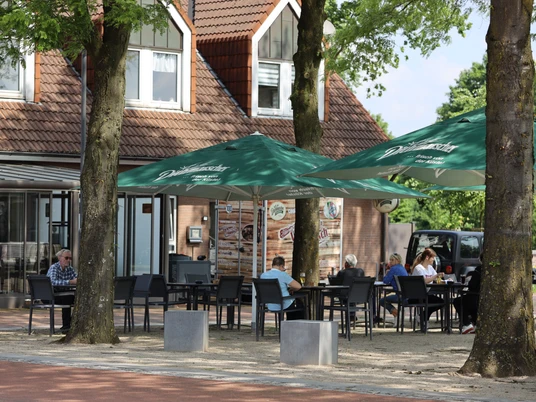 Gut besucht - der Biergarten vom "Up'n Swutsch" in Gnarrenburg Beliebter Treffpunkt bei guten Wetter - Biergarten vom "Up'n Swutsch" in GnarrenburgPopular meeting place in good weather - beer garden at "Up'n Swutsch" in GnarrenburgEt populært mødested i godt vejr - ølhaven på "Up'n Swutsch" i GnarrenburgEen populaire ontmoetingsplaats bij mooi weer - de biertuin bij "Up'n Swutsch" in Gnarrenburg