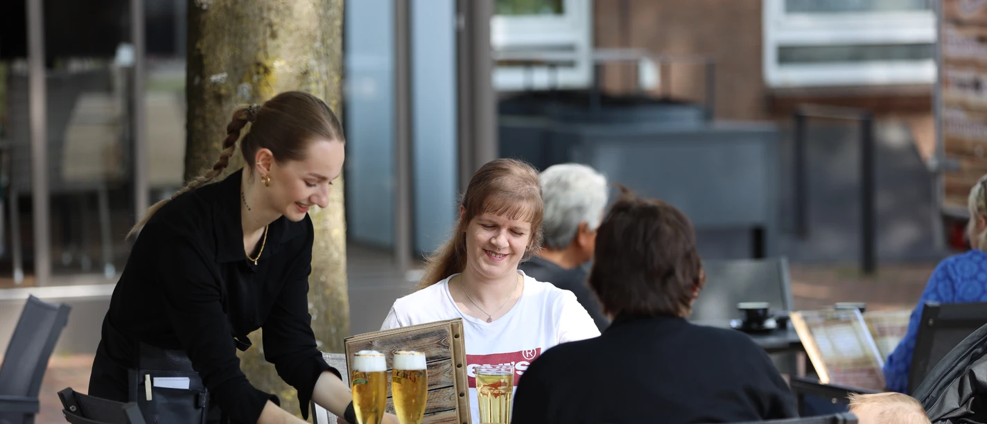 Beliebter Treffpunkt in Gnarrenburg - der Biergarten von "Up'n Swutsch" Beer garden Up'n Swutsch