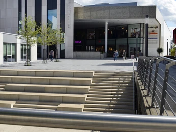 Winziger_Platz_Meschede_Stadthalle